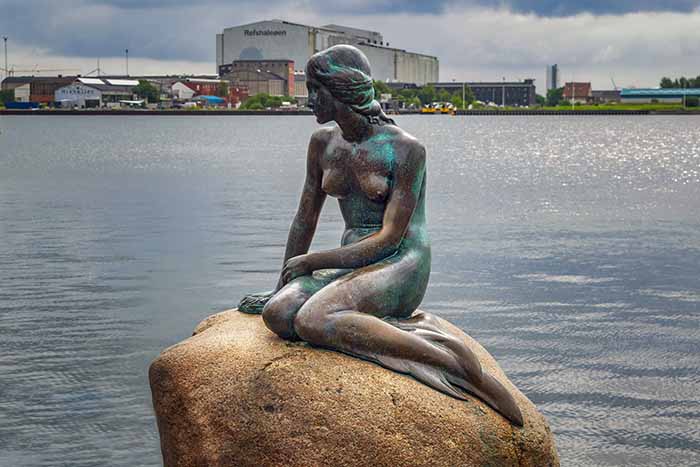 A Pequena Sereia, em Copenhague, Dinamarca