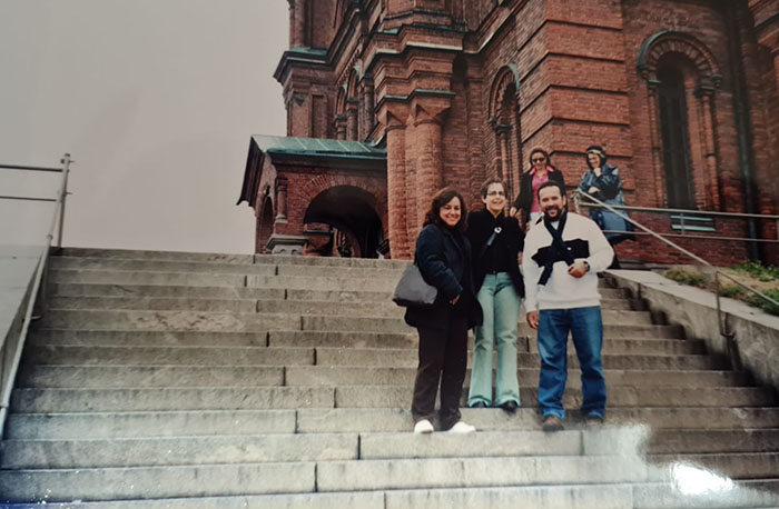 Sonia, Corina e Wilson na Catedral Uspenski, em Helsinque, Finlândia