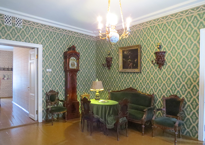 Sala de visita da casa de Dostoievski, em São Petersburgo, Rússia
