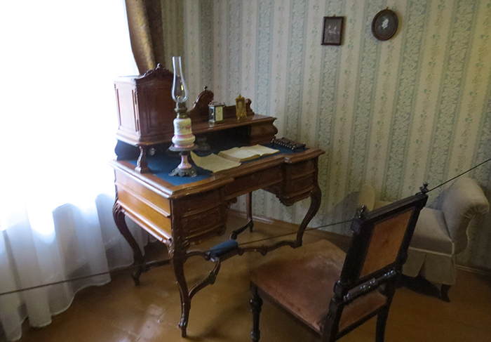 Escrivaninha num dos cômodos da casa onde Dostoievski morou, em São Petersburgo, Rússia