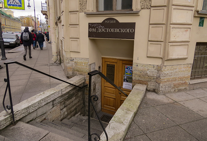 Escada para o prédio onde Dostoievski morava, em São Petersburgo, Rússia