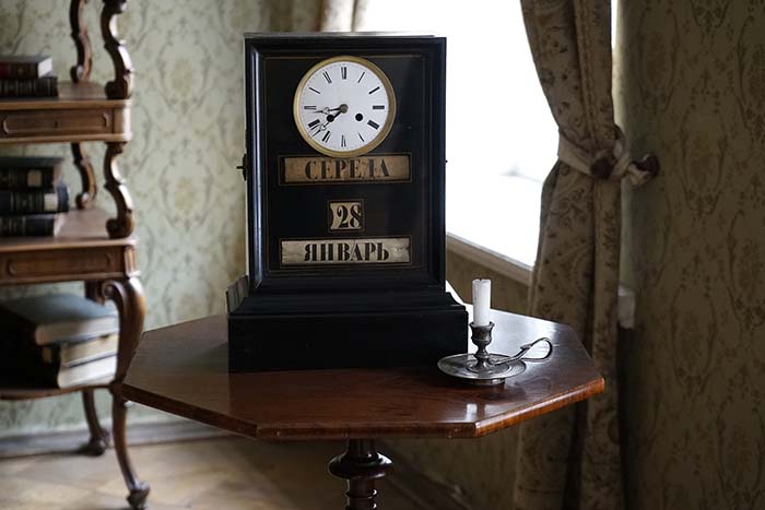  o relógio marca a hora da morte de Dostoievski, na casa em que ele morou, em São Petersburgo, Rússia