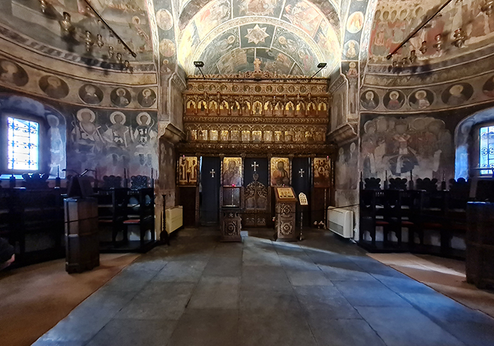 O interior da Igreja Stavropoleos, em Bucareste, Romênia.