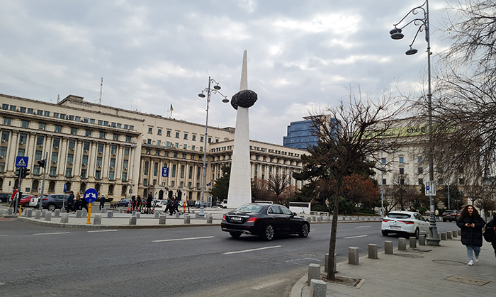 O Memorial do Renascimento no centro da Praça da Revolução, em Bucareste, Romênia.