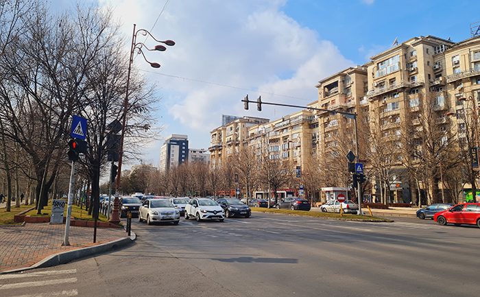 Uma larga e arborizada avenida de Bucareste, capital da Romênia.