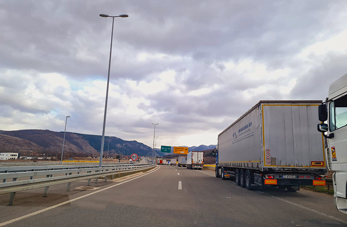 Movimento de caminhões numa rodovia da Bulgária