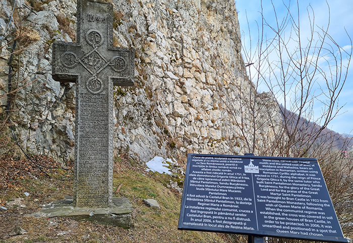 Cruz de pedra na subida do Castelo de Bran, na Transilvânia, Romênia
