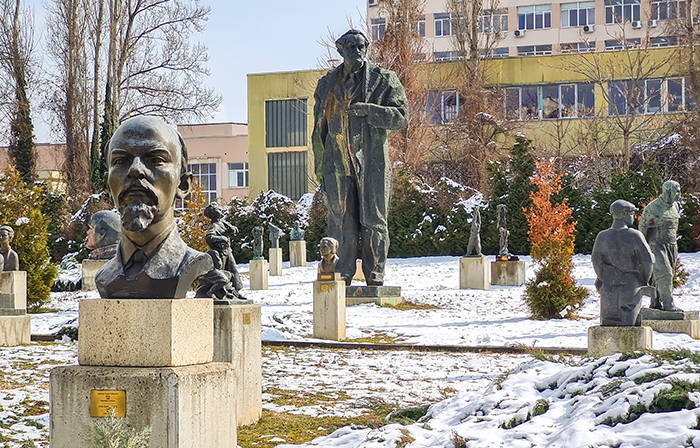 Esculturas reunidas no Museu de Arte Socialista de Sófia, na Bulgária