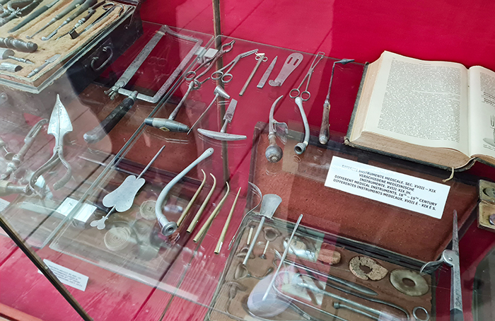 ferramentas médicas no museu da história de Sighisoara, Romênia