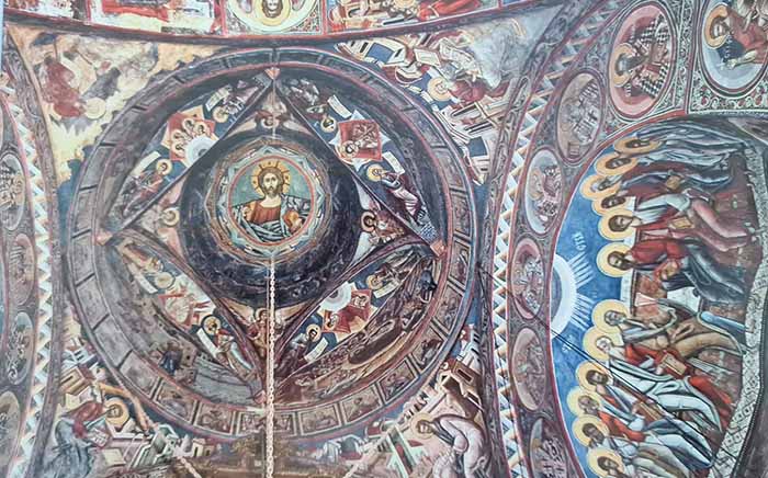 O teto do mosteiro de Maldovita, com Jesus cercados de anjos, santos e profetas, em Bucovina, Romênia.