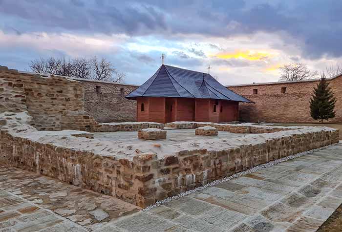 As ruínas das primeiras edificações do Mosteiro de Probota, em Bucovina, Romênia