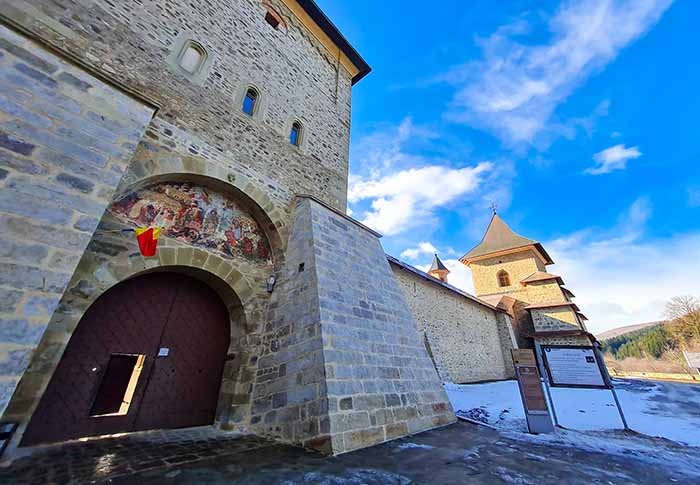Porta de entrada do Mosteiro de Sucevita, em Bucovina, Romênia,