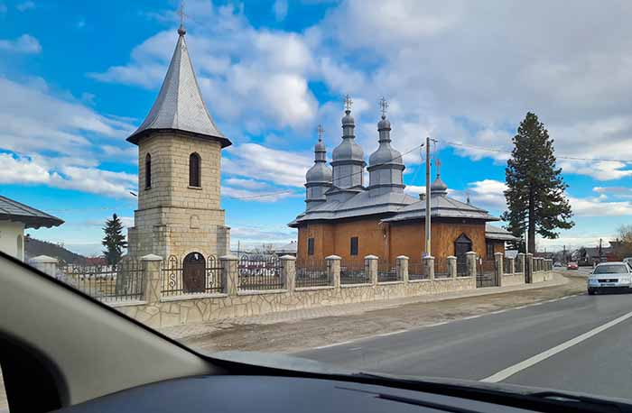 Igreja à beira da estrada, na Romênia
