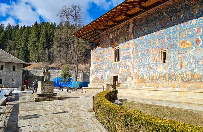 Um lado da igreja do mosteiro de Voronet, em Bucovina, Romênia