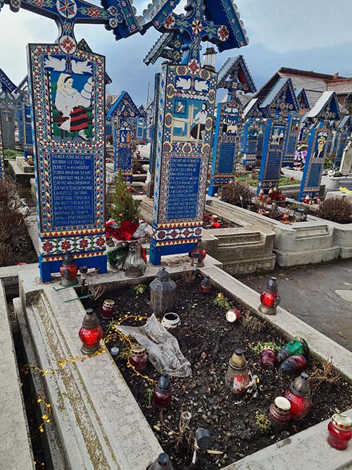 Lápides do Cemitério Alegre, em Sapanta, Romênia