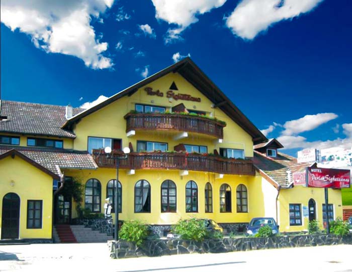 Fachada do Motel Perla Sigheteana, em Sapanta, Romênia.