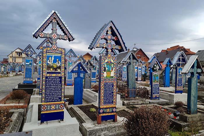 Lápides coloridas do Cemitério Alegre, em Sapanta, Romênia