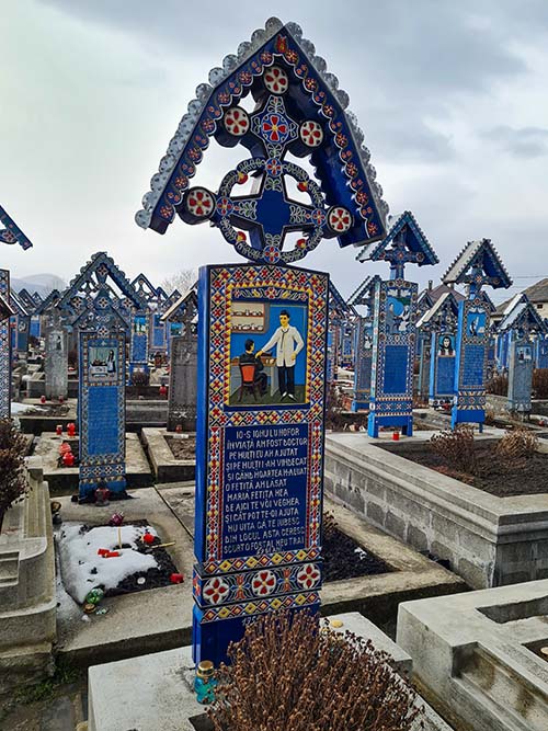 cruz do Cemitério Alegre de Sapanta, Romênia.