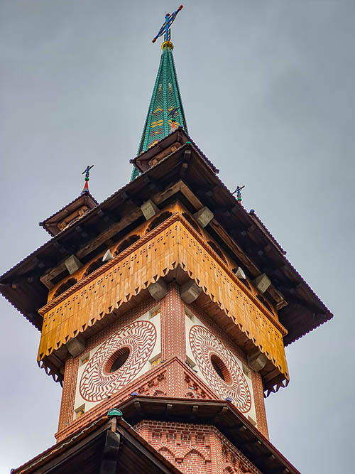 A torre da igreja do Cemitério Alegre, em Sapanta, Romênia