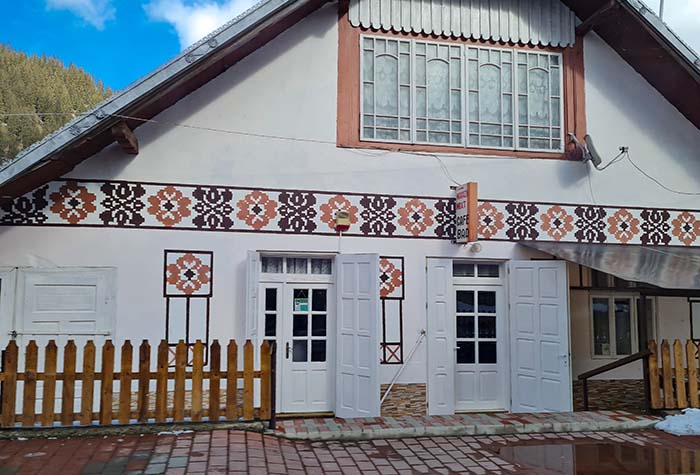 Casa decorada no caminho para Maramures, na Romênia.