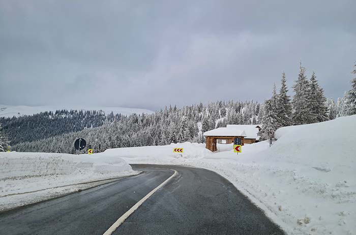 A neve na estrada que levava a Sighetu Marmatiei, em Maramures, Romênia.
