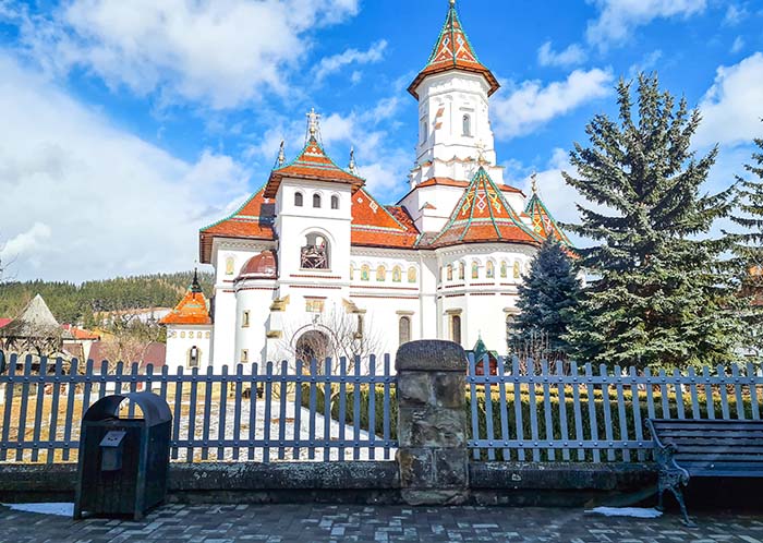 Igreja ortodoxa à beira da estrada para Sighetu Marmatiei, em Maramures, Romênia.