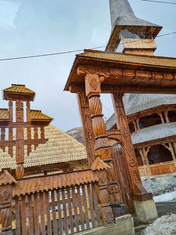 Portões de madeira são famosos em Maramures, Romênia