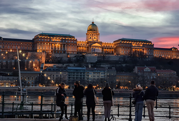 Fim de tarde e o Castelo de Buda, em Budapeste, Hungria