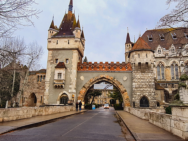 A entrada imponente e sugestiva do castelo