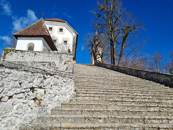 No Lago de Bled, a escadaria da ilha
