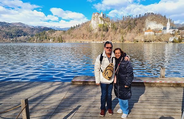João e Sonia no Lago de Bled, posando para foto 