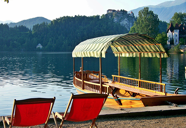 Pletna boat no Lago de Bled