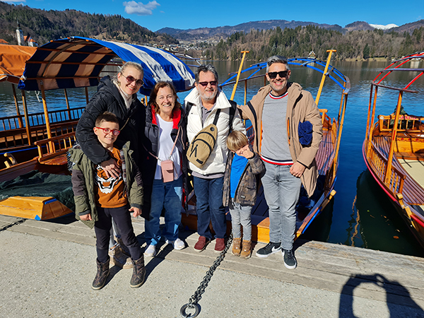 Dividimos o platna boat com este casal para chegar à Ilha de Bled