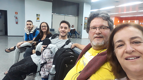 Gustavo, Claudia, Guilherme, João Miguel e Sônia no aeroporto, em 2019 - viagem para a Croácia e Bósnia