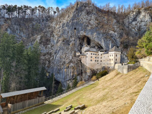 Castelo de Predjama no alto do penhasco, na Eslovênia