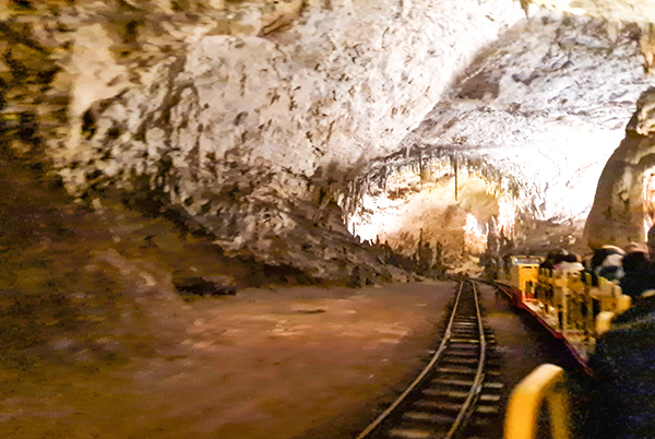 Um dos grandes salões da caverna de Postojna, na Eslovênia
