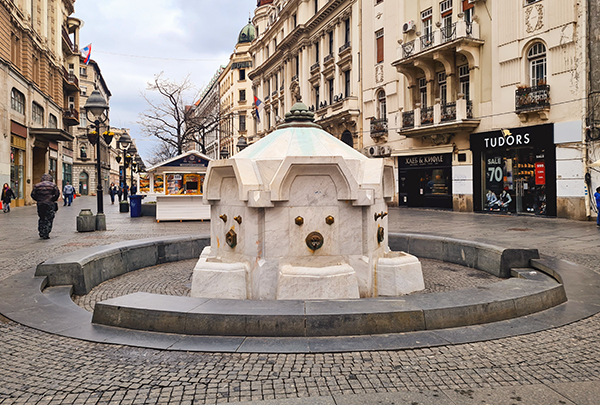 A Fonte Delijska, na rua Knez Mihailova, em Belgrado, Sérvia
