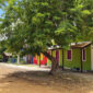 Casinhas coloridas na Vila de Santo Antônio, na Bahia