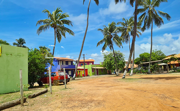 Ruas de terra na Vila de Santo Antônio, na Bahia