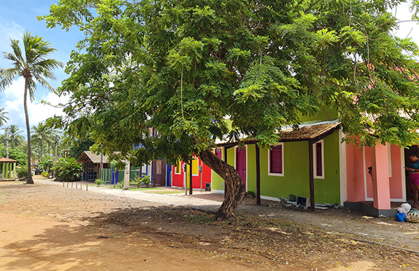 Casinhas coloridas na Vila de Santo Antônio, na Bahia