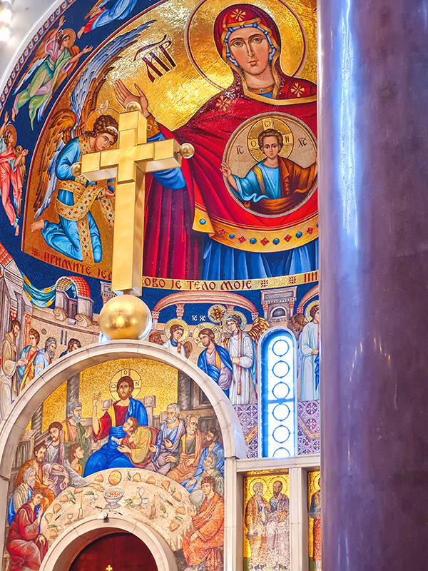 A Santa Ceia na Igreja de São Marcos, em Belgrado, Sérvia