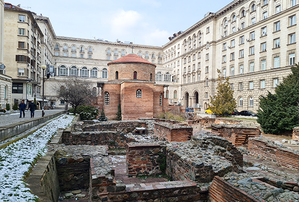 A rotunda, as ruínas romanas e os prédios em torno, em Sófia, Belgrado