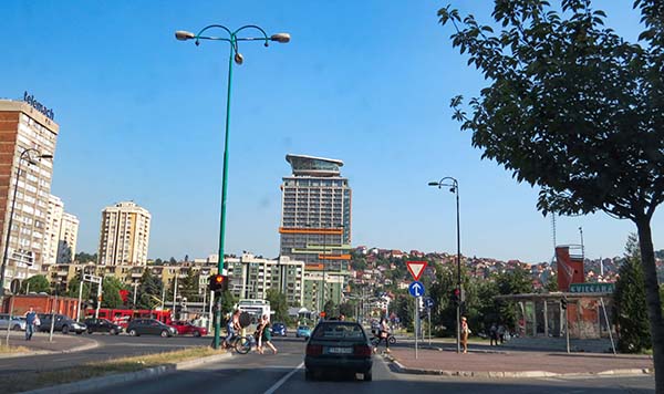 Foto Mulher viajante viajar para a cidade velha de Split na