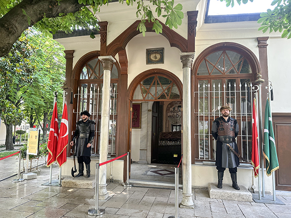 Troca de guarda no Mausoléu de Osman, em Bursa