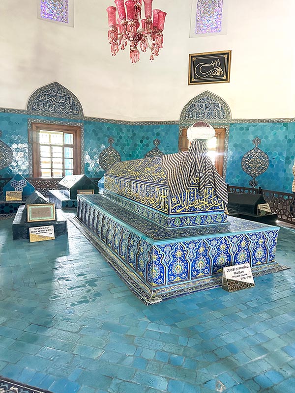 O túmulo de Mehmed I e outros em volta