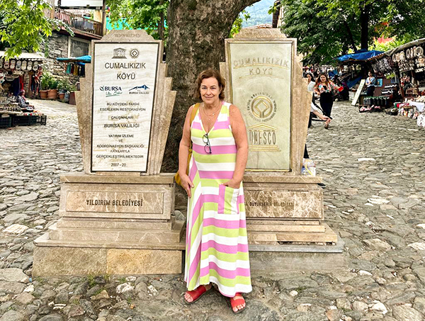 placas da cidade e da UNESCO, em Cumalikizik Turquia