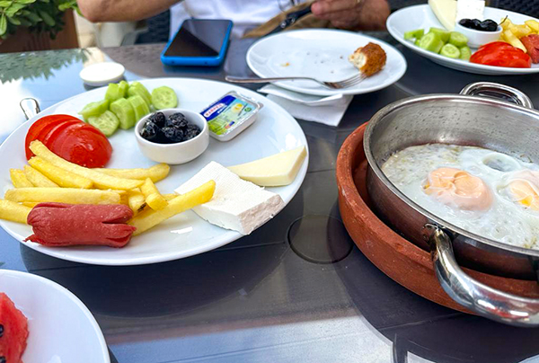 Café da manhã turco, com tomate, azeitona e pepino, na Turquia