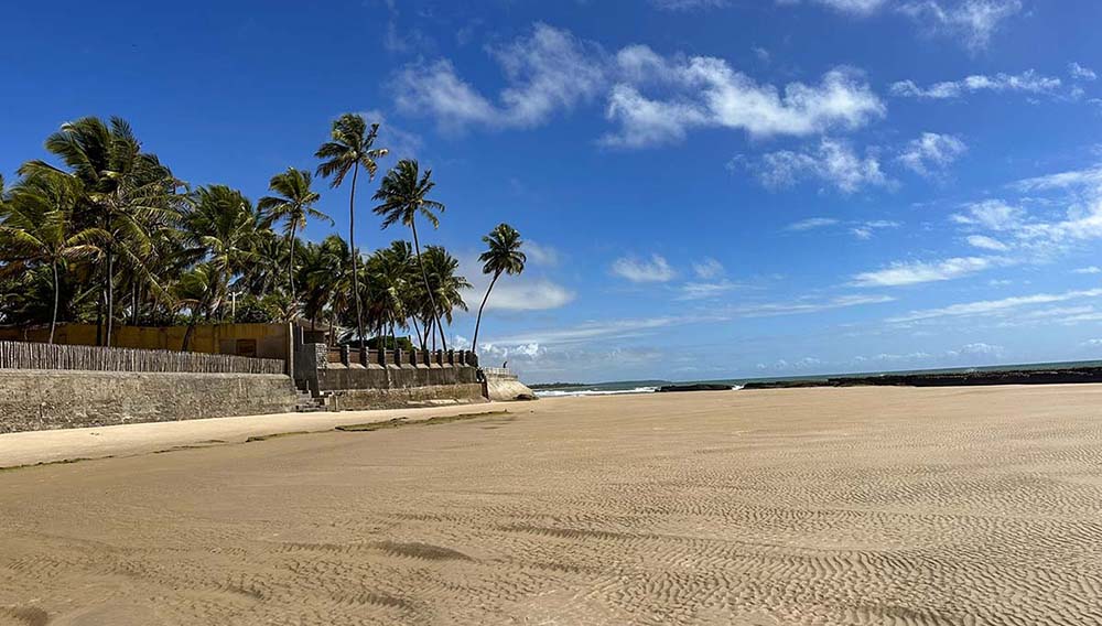 A praia do Pontal do Coruripe, na maré seca, em Alagoas