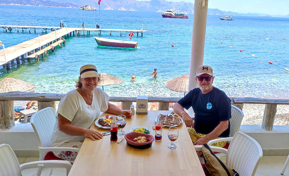 Sonia e João Miguel no Amos Restaurante, na Amos Beach, Turquia