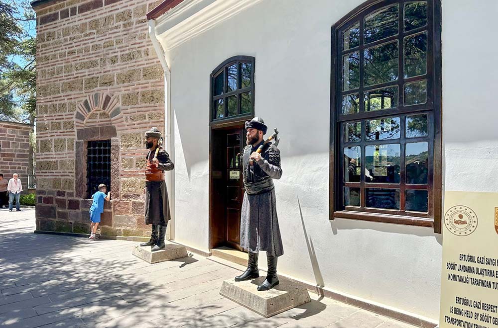 Guardas na entrada do Mausoléu de Ertugrul